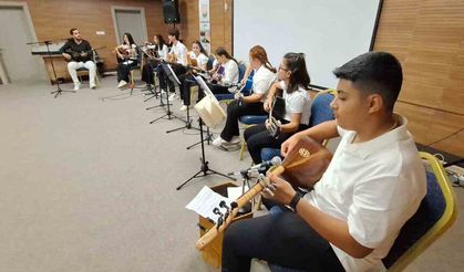 Öğrencilerin düzenlediği gitar konseri büyük beğeni topladı
