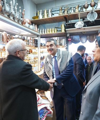 Bakan Tekin Urfa'da esnafla kucaklaştı