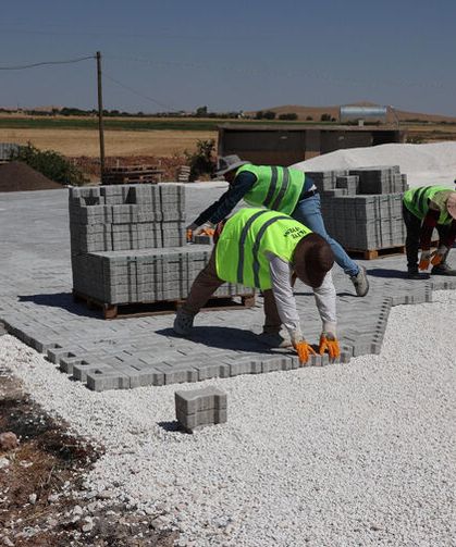 Haliliye'de kırsal mahalleler parke taşıyla döşeniyor