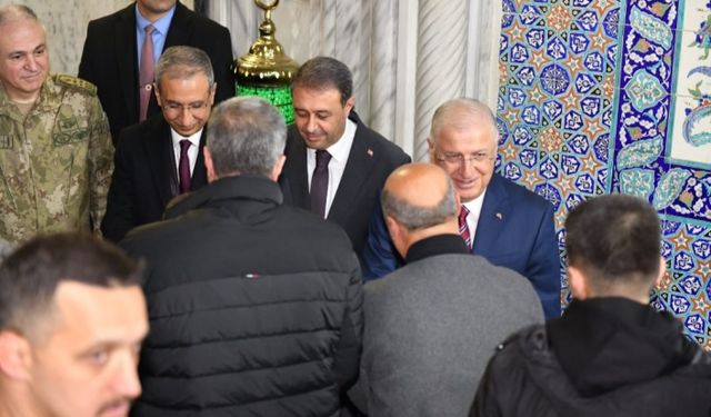 Milli Savunma Bakanı Urfalılarla bayramlaştı
