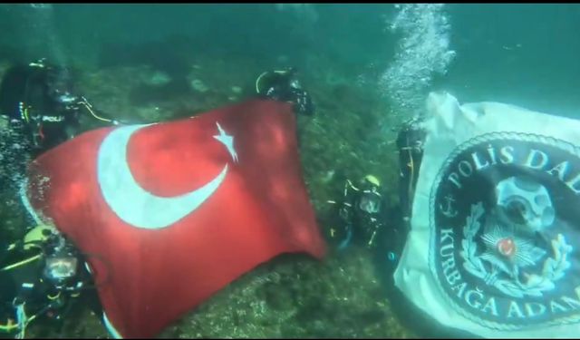 Urfa Emniyeti Cumhuriyet Bayramını suyun altında kutladı