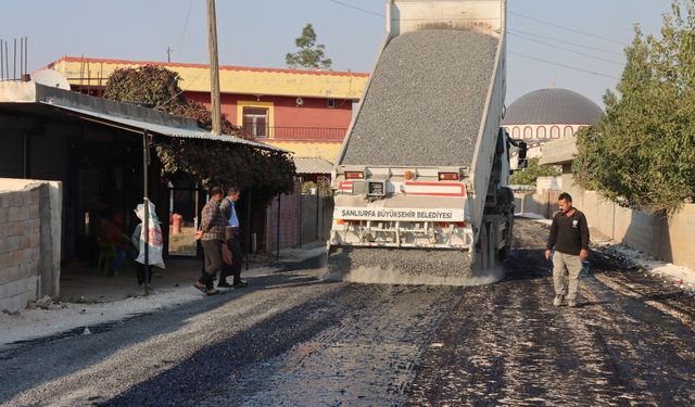 Alt yapısı biten yollara sathi asfalt seriliyor