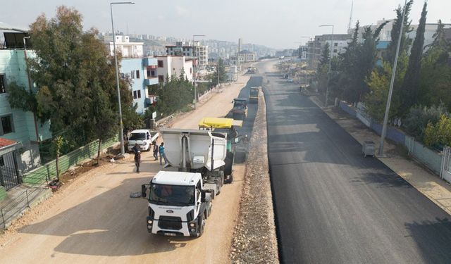 Batıkent'te sıcak asfalt dumanı yükseliyor