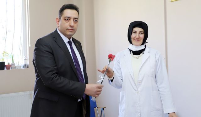Müdür Solmaz sağlık çalışanlarına karanfil verdi