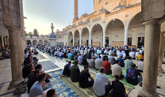 Urfa'da vatandaşlar bayram namazına akın etti