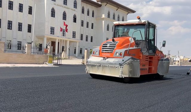 Büyükşehir Haliliye Kaymakamlığının önünü asfaltladı