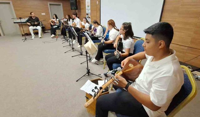 Öğrencilerin düzenlediği gitar konseri büyük beğeni topladı