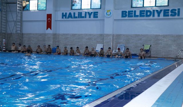 Haliliyeli gençler belediye havuzlarında serinliyor