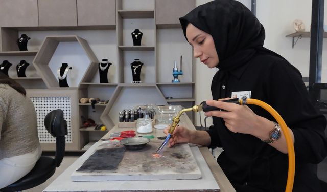 Önce sanatı öğreniyorlar sonra iş sahibi oluyorlar