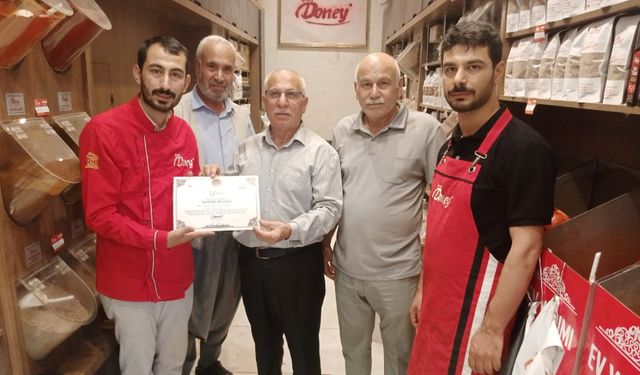 Eğitim gören esnaf sertifikasını aldı