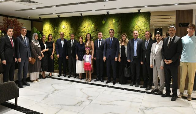 Avkıran'ın onuruna akşam yemeğinde buluştular