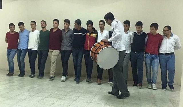 Halay çekmesini bilmeyenlere ücretsiz kurs...