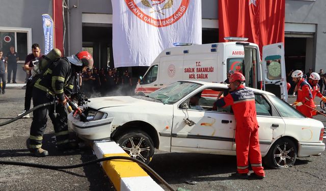İtfaiye haftasında gerçeği aratmayan tatbikat