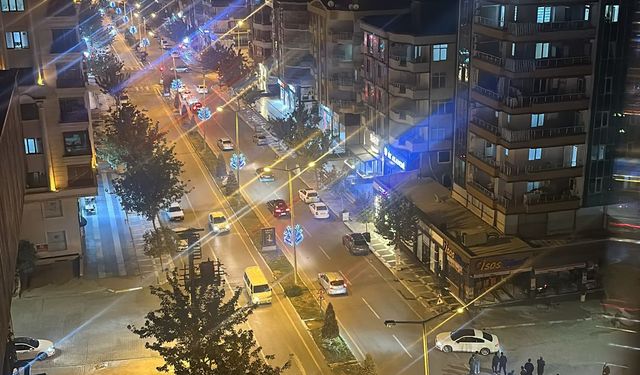 Karaköprü'de bir otomobil dönerci dükkanına girdi!