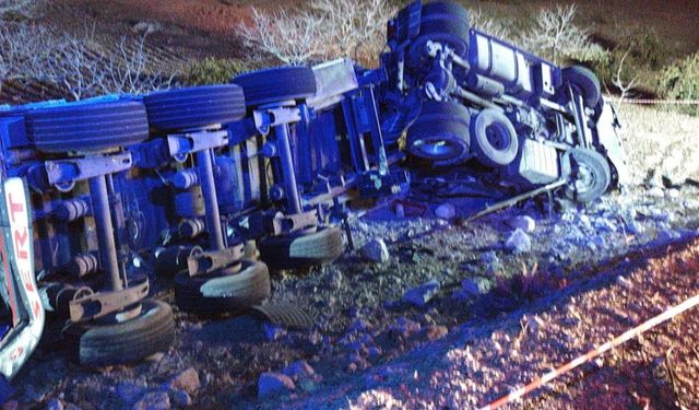 Bozova’da Gübre Yüklü Tır Devrildi, 1 Ölü