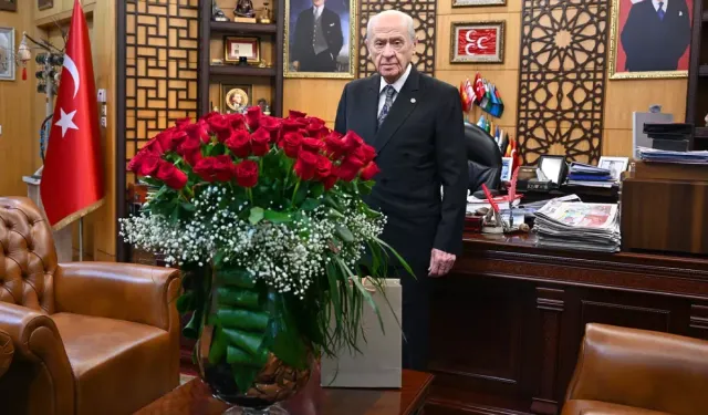 Erdoğan Bahçeli'ye yaş sayısı kadar gül...