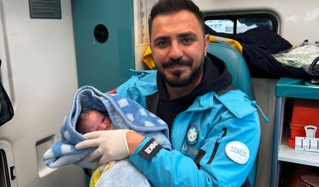 Ambulansta Doğum: Anne, Bebeğine Doğumu Gerçekleştiren ATT’nin Adını Verdi