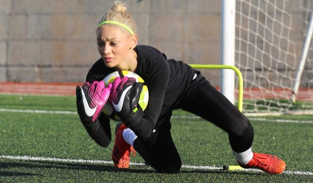 Siverek'te futbol oynayan kadın sporcunun cesur pozları dikkat çekti