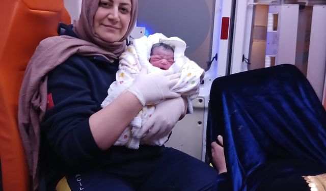 2025 yılının son saatlerinde ambulansta dünyaya geldi