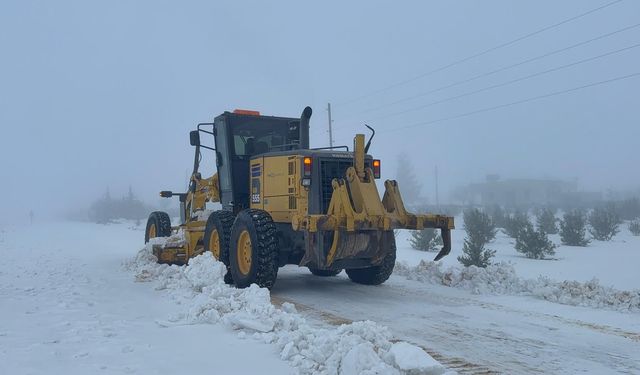 Yoğun kar yağışı nedeniyle Urfa'da bazı yollar trafiğe kapatıldı