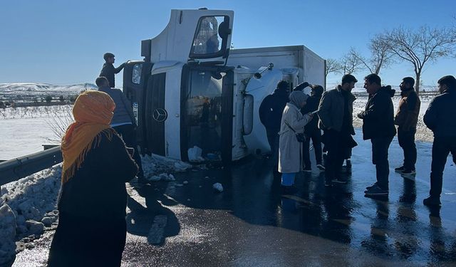 Urfa Diyarbakır yolunda kaza: Sürücü ucuz kurtuldu