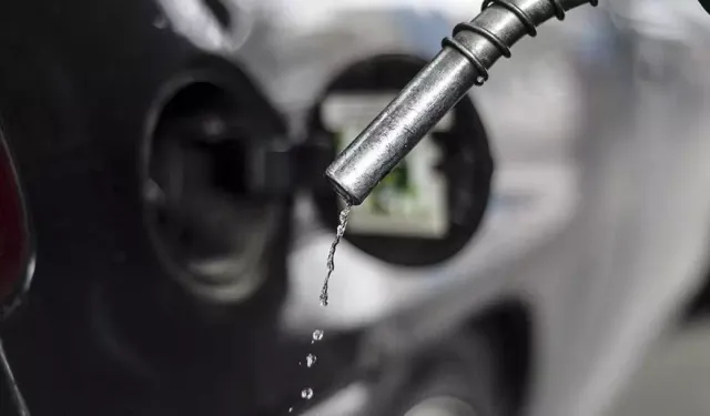 Benzin ve motorine zam geldi: Tabelalar değişti!