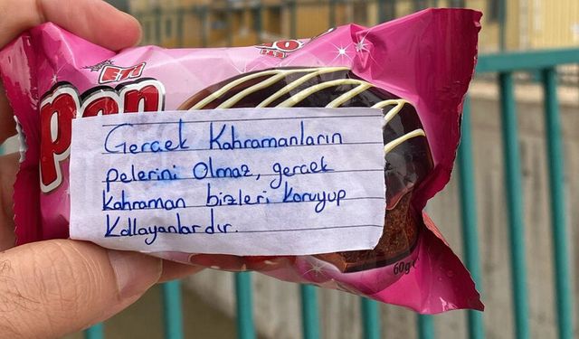Öğrencilerden polislere tatlı jest...