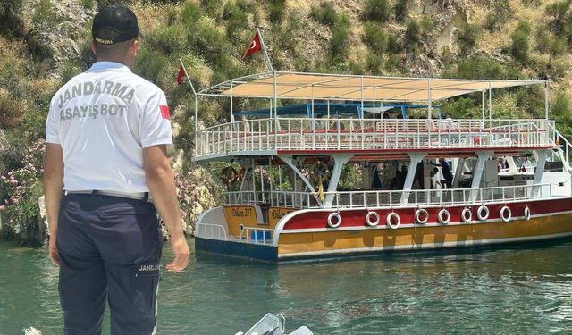 Fırat Nehri'nde arızalanan teknenin imdadına jandarma yetişti