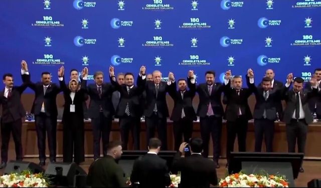 Ankara'da gövde gösterisi: Erdoğan 3 isme daha rozet taktı