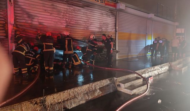 Evren Sanayi Sitesi’nde çifte yangın paniği