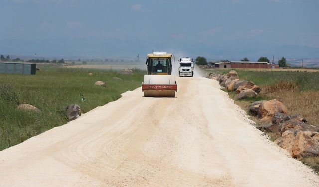 Büyükşehir Hilvan kırsalında yolları yeniliyor