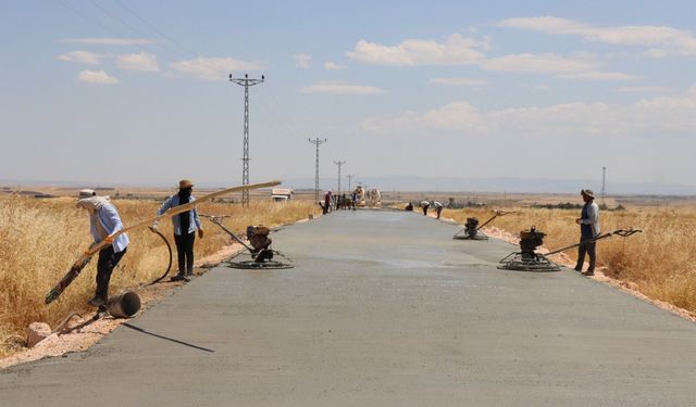 Üç ilçeyi birbirine bağlayan 17 kilometrelik güzergâhta beton yol çalışmaları sürüyor