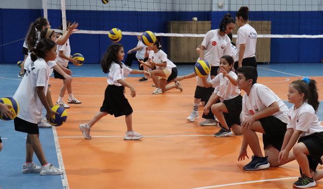 Kız çocuklarından voleybol kursuna yoğun ilgi