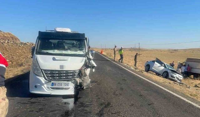 Siverek'te otomobil ile çekici çarpıştı