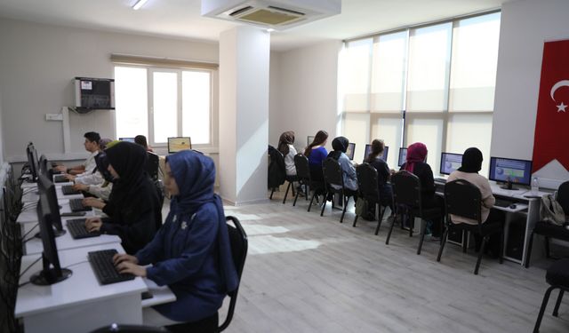 HALİLİYE BELEDİYESİ'NDEN GENÇLERE ÜCRETSİZ F KLAVYE EĞİTİMİ