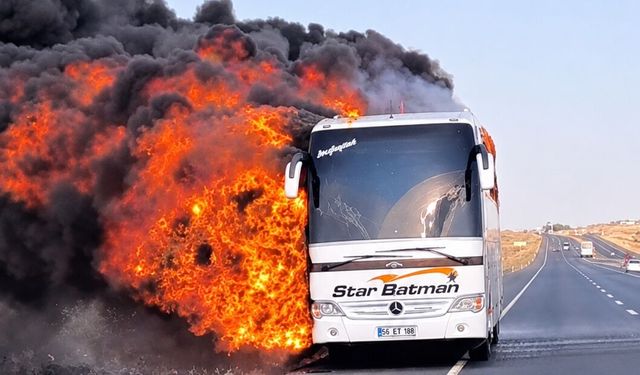 Siverek’te yolcu otobüsü alev alev yandı! Sürücü facianın önüne geçti