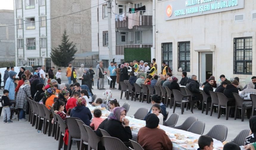 Haliliyeli vatandaşlar iftar sofrasında buluşmaya devam ediyor