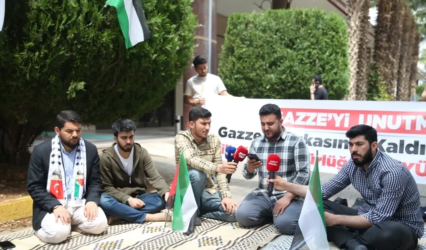 HRÜ'lü öğrenciler Filistin için oturma eylemi yaptı