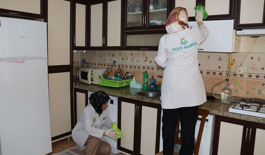 Haliliye'de bayram öncesi ihtiyaç sahiplerinin evleri temizleniyor