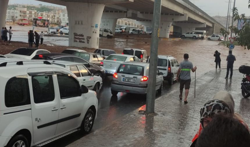 Urfa'da sağanak yağış etkili oluyor! BŞB uyardı