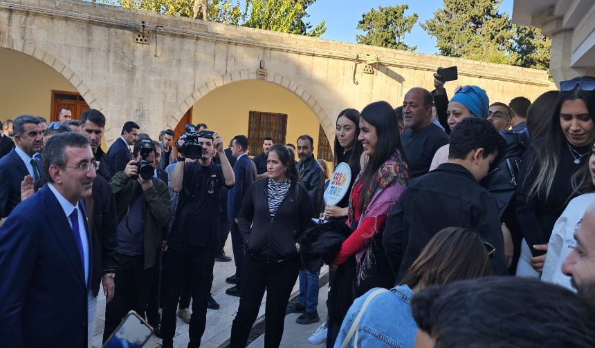 Cevdet Yılmaz Urfa'yı gezmeye gelen turistlerle sohbet etti