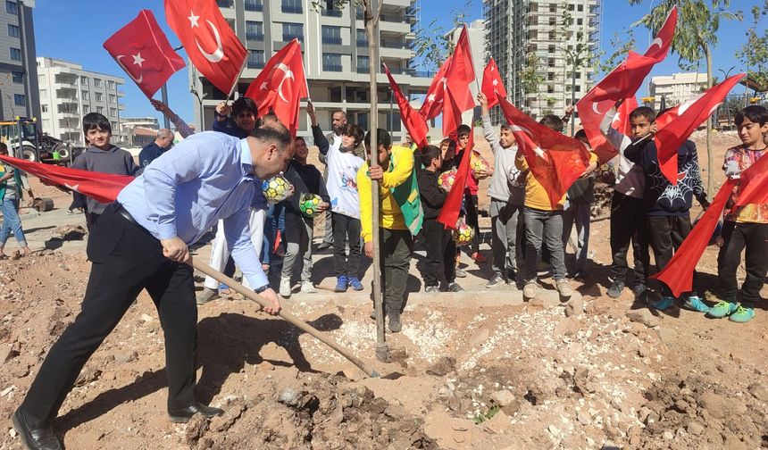 Başkan Çiftçi anlamlı günde bayrak dağıtıp ağaç dikti