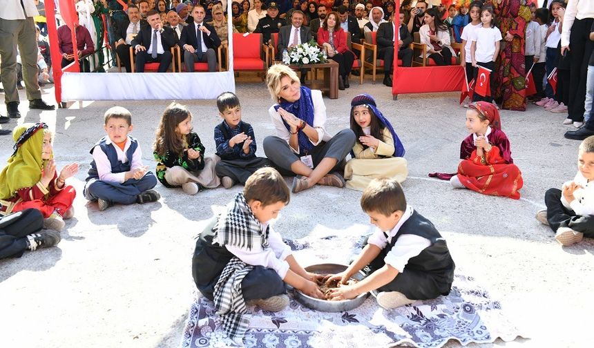 Gülben Ergen Urfa'da çocukları mutlu etti