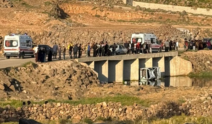 Urfa'da otomobil köprüden dereye uçtu