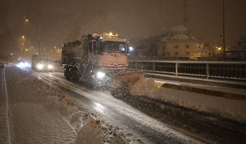 Urfa'da yoğun kar yağışı mesaisi