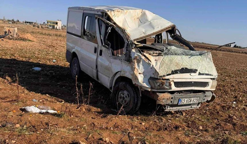 Şarampole yuvarlanan minibüs can aldı