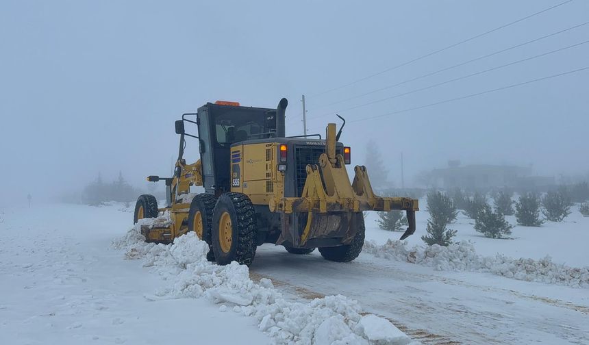 Yoğun kar yağışı nedeniyle Urfa'da bazı yollar trafiğe kapatıldı