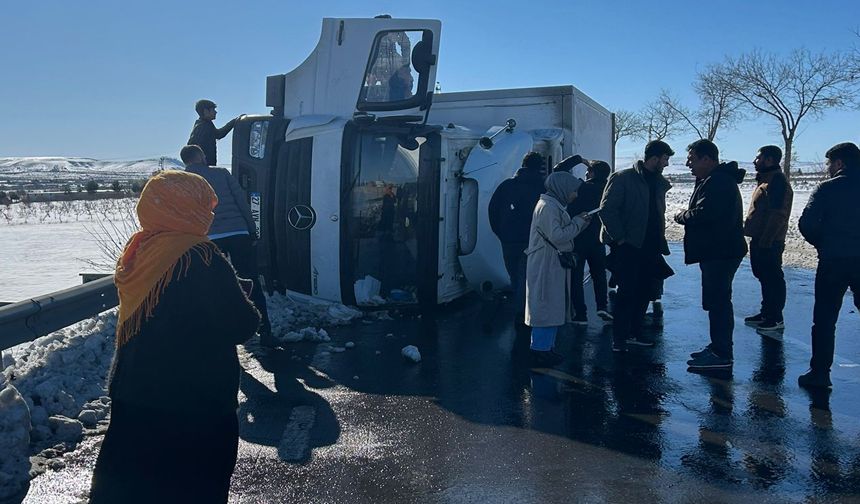 Urfa Diyarbakır yolunda kaza: Sürücü ucuz kurtuldu