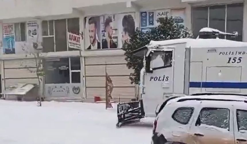 TOMA Aracı Bu Kez Karla Kaplı Yolları Temizledi