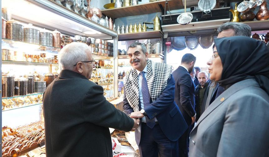 Bakan Tekin Urfa'da esnafla kucaklaştı